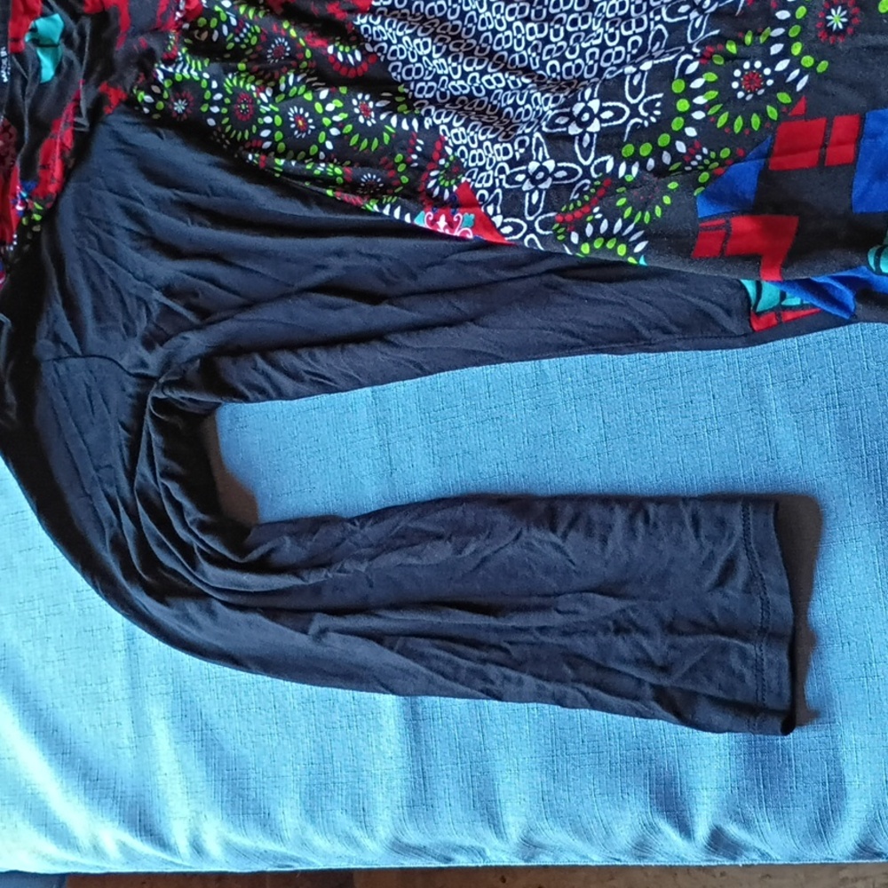 Soft Focus Geometric Pattern Top - Picture 8 of 13